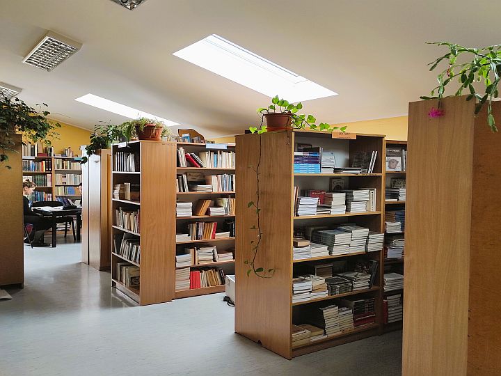 pomieszczenie biblioteki szkolnej - regały z książkami